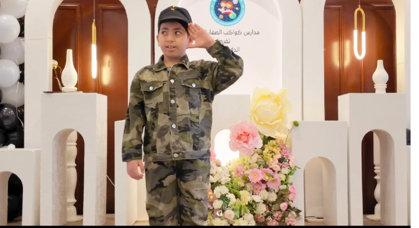 طالب في زي تمثيلي على منصة ضمن نشاط مدرسي.